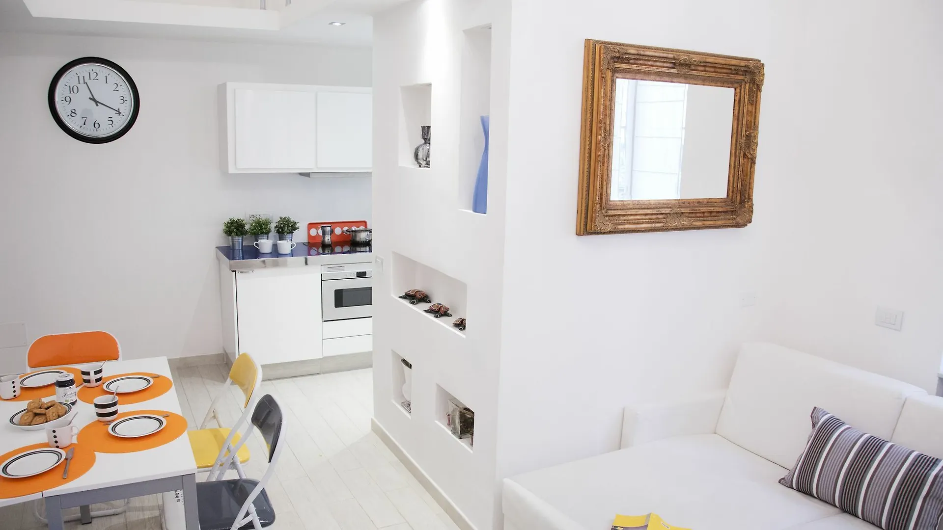 Apartment Hintown S. Lorenzo Arcade Milan Italy